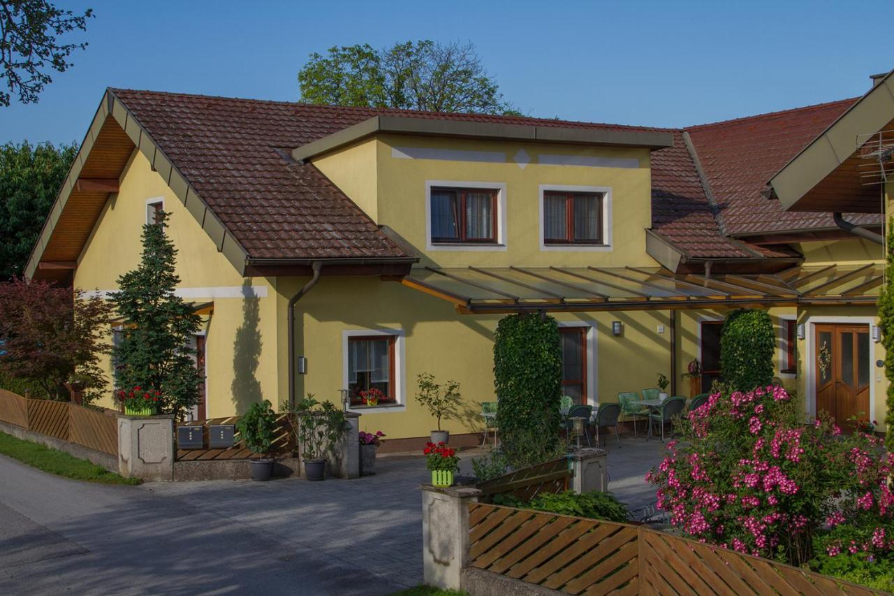 Privatzimmer Und Ferienwohnungen Leeb Persenbeug Екстер'єр фото
