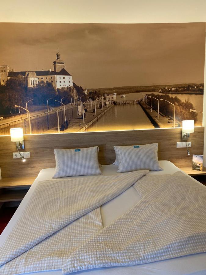 Privatzimmer Und Ferienwohnungen Leeb Persenbeug Екстер'єр фото